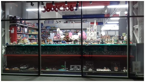 Vitrine réalisée pour le magasin « JouéClub » à Saint-Chamond